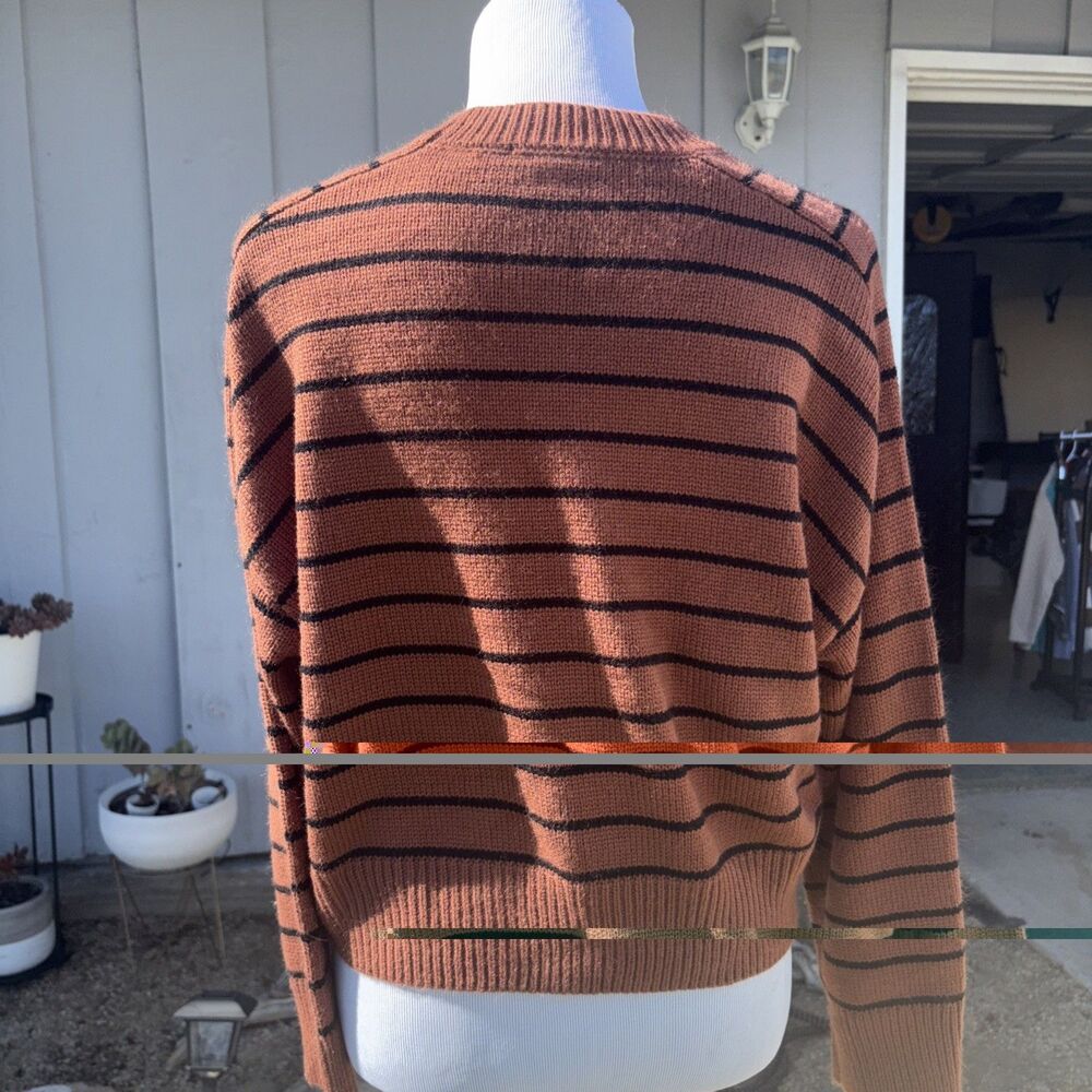 Tahari cropped long sleeve sweater women’s size medium - Picture 4 of 4